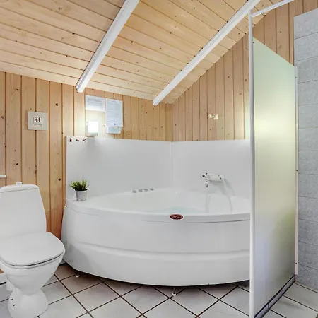 Nice Home In Blavand With Sauna בלבאנד