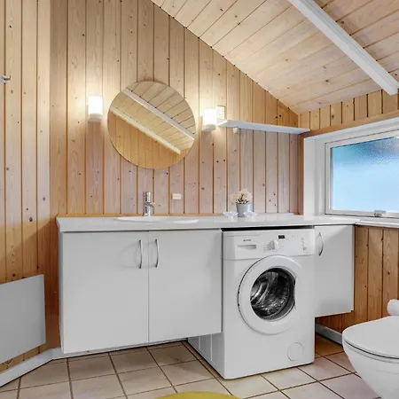 בית נופש Nice Home In Blavand With Sauna