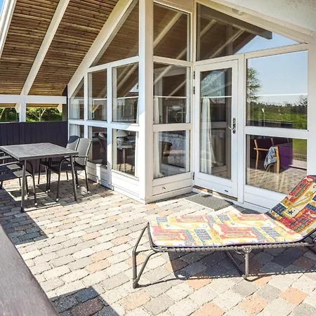 בית נופש Nice Home In Blavand With Sauna